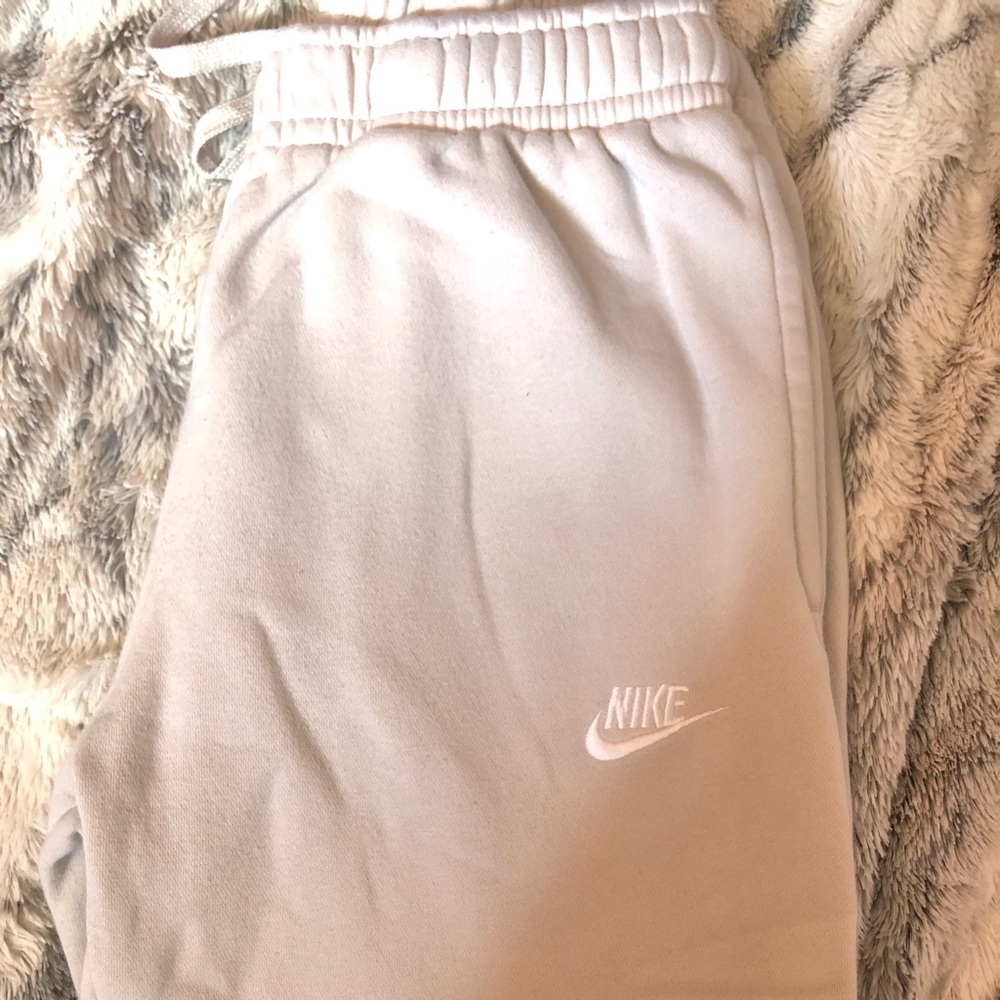 Cream small Nike sweats